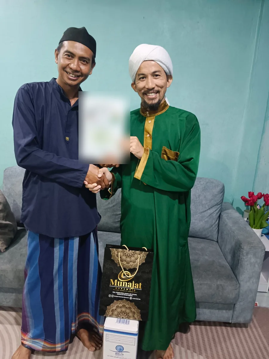 Penyerahan dokumen kepada pelanggan Munajat Haramain